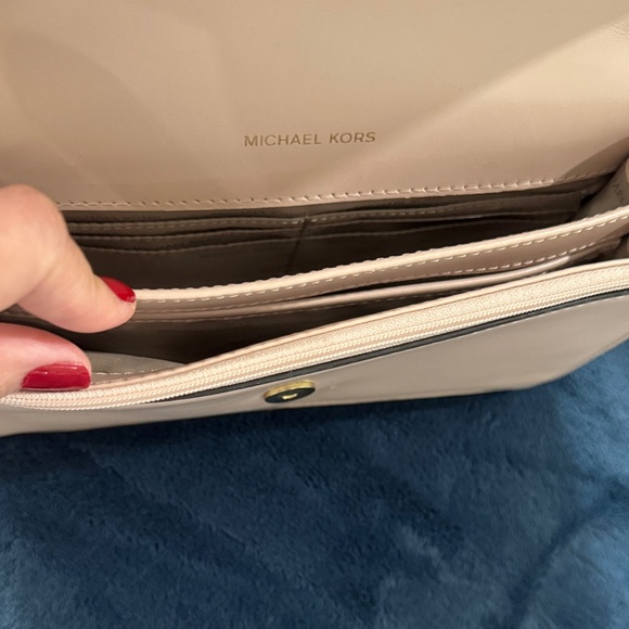 Michael Kors Beige Crossbody Bag with Gold Chain - Picture 4 of 5